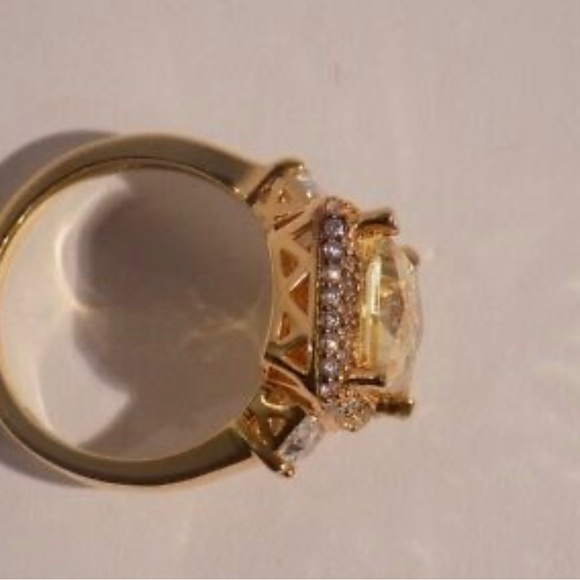 Gorgeous Tycoon brand emerald cut CZ yellow diamond ring - Picture 5 of 13